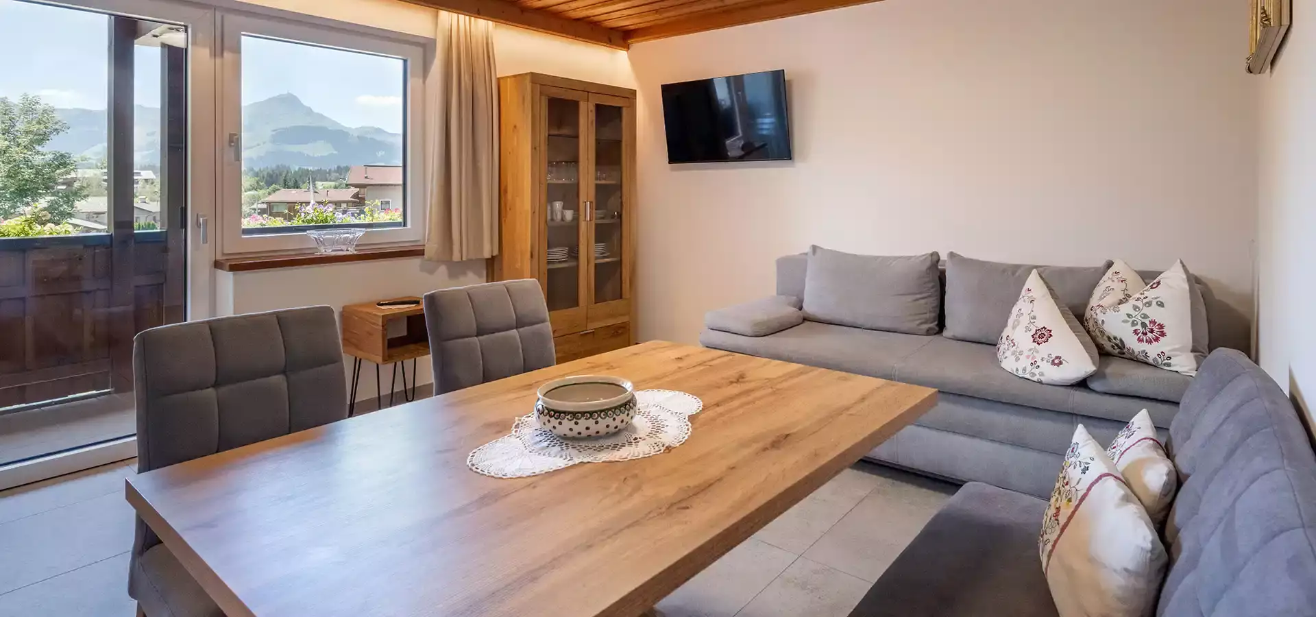 Ferienwohnungen_Hinterholzer_Dorfstrasse_1_St_Jakob_Appartement_Wohnraum-c-dabernig-hannes.webp