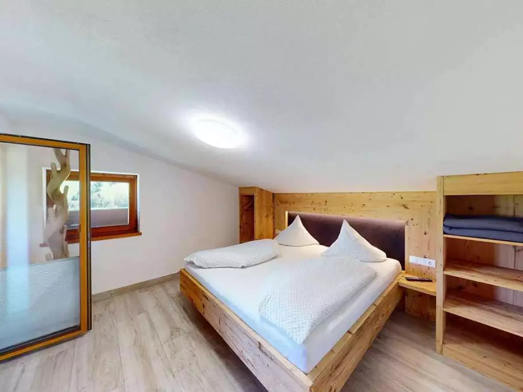 Schlafzimmer mit Doppelbett