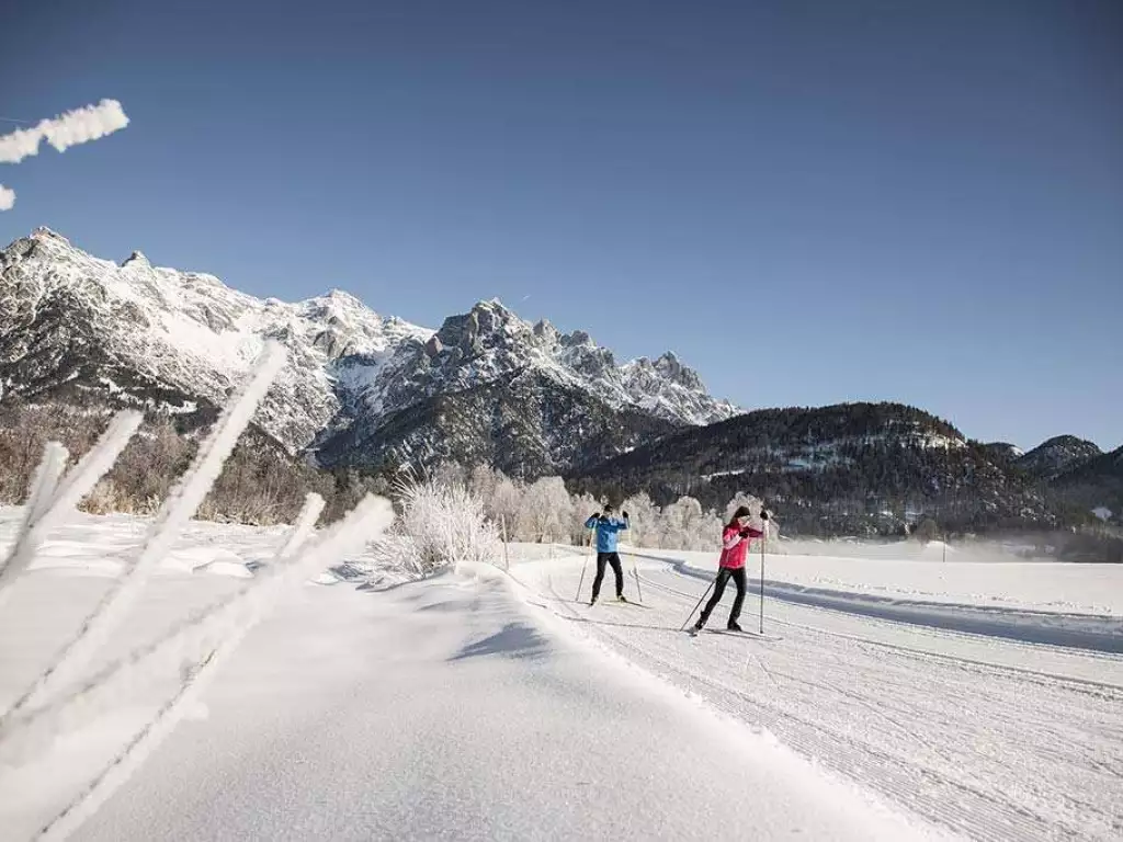 2 Langläufer geniessen ihre Tour