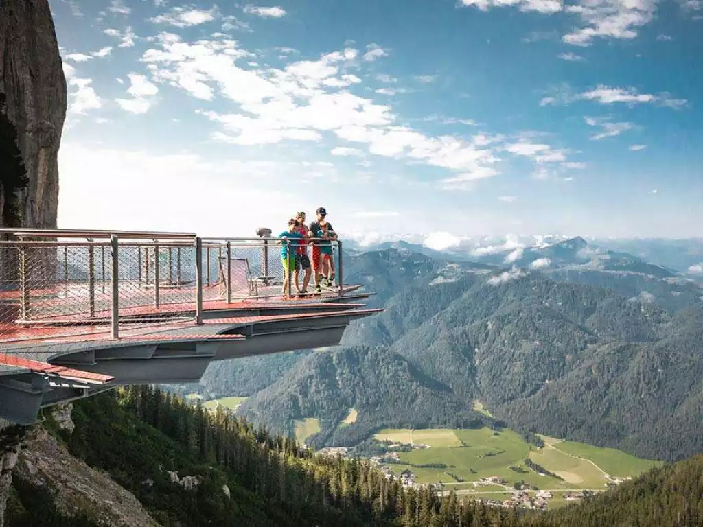Familie genießt Aussicht auf Berge auf einer Plattform