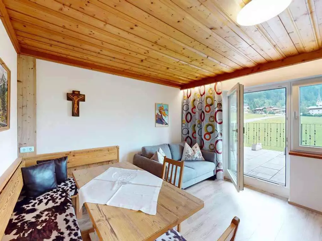 Wohnraum mit Tisch und Terrasse
