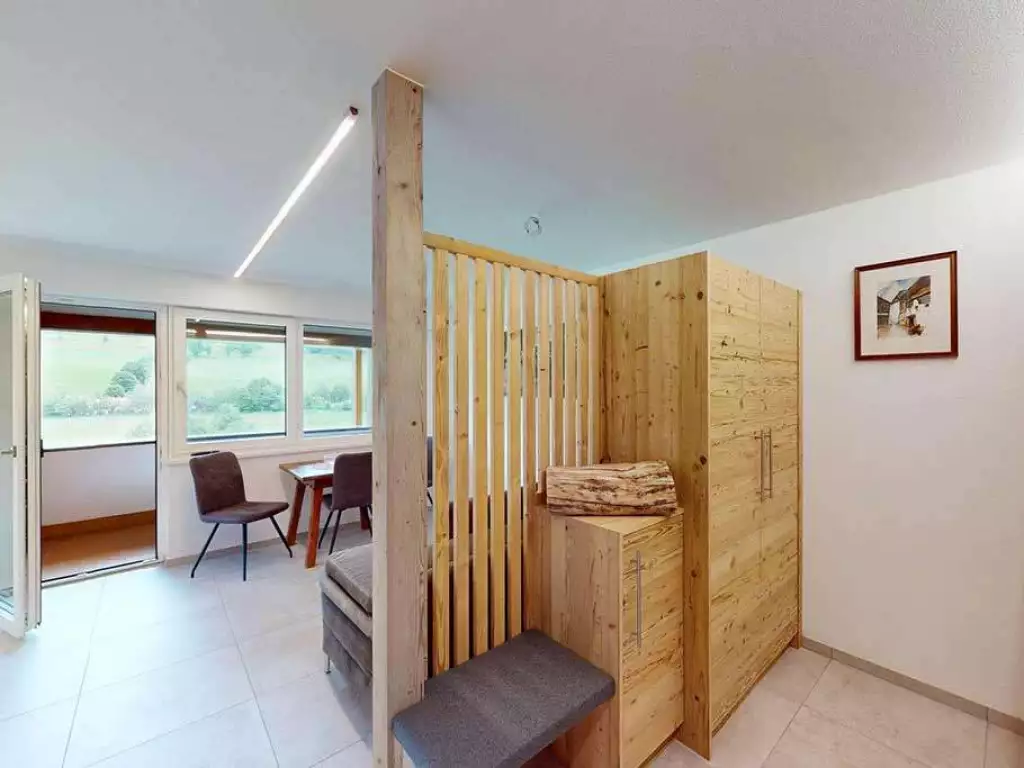 Wohnraum mit Esstisch und Balkon