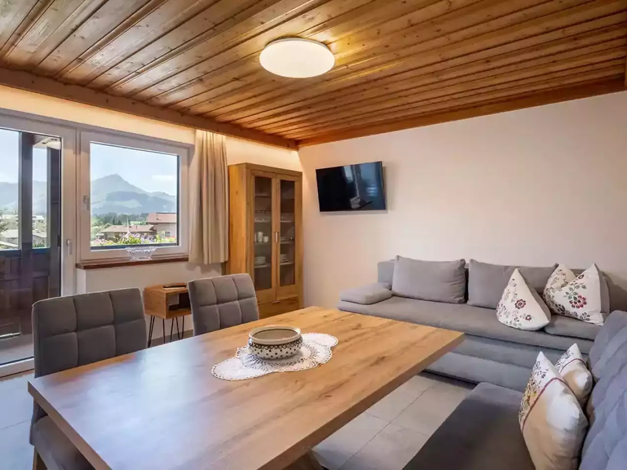 Wohnraum mit Esstisch und Aussicht