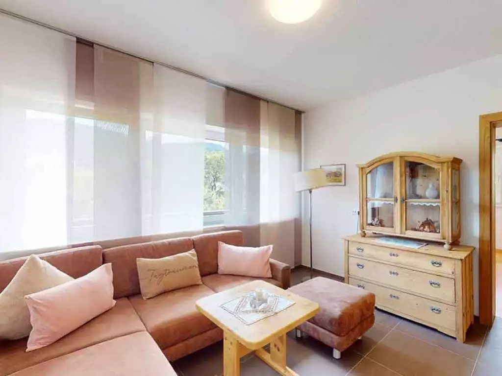 Wohnraum mit Esstisch und Aussicht