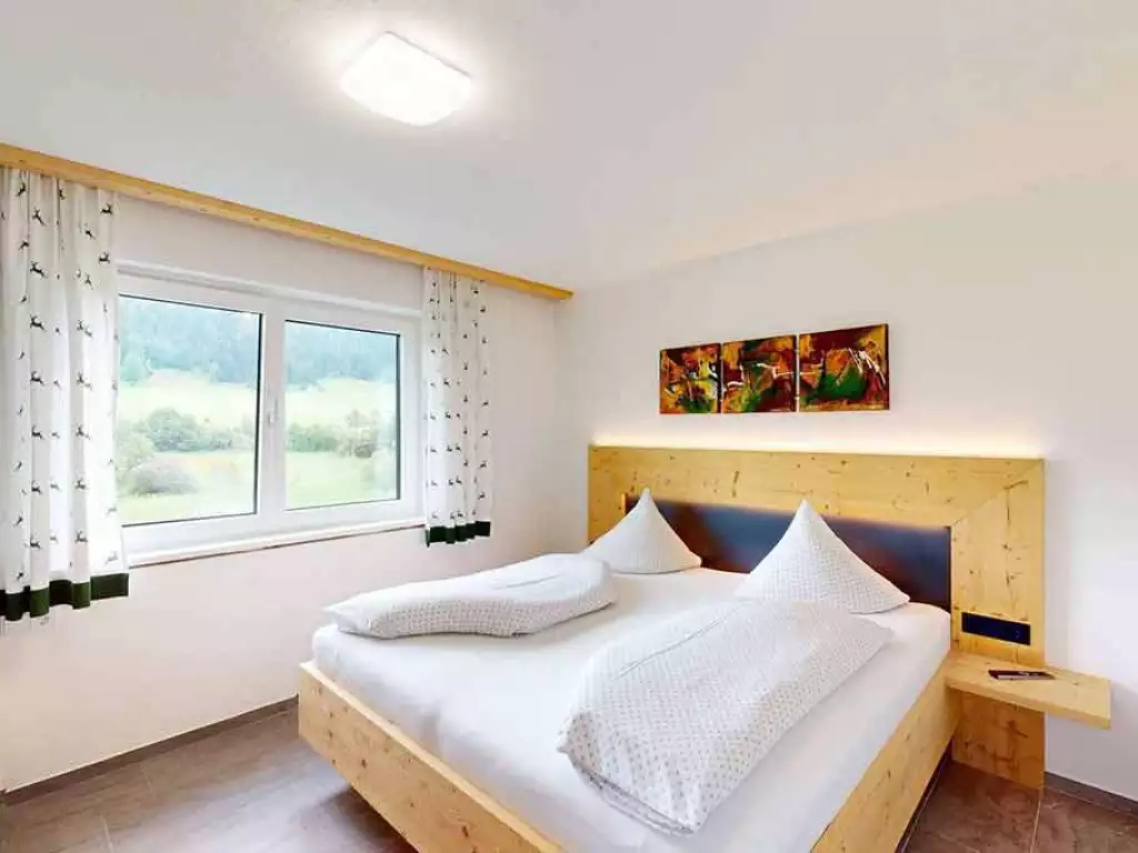 Schlafzimmer mit Doppelbett