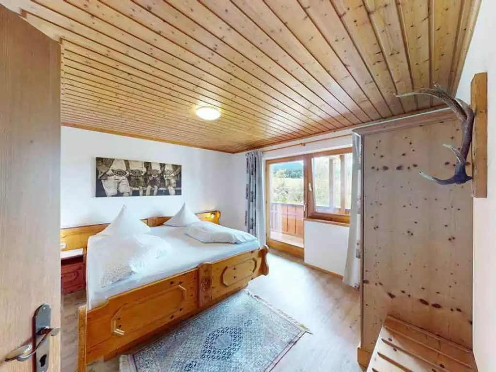 Schlafzimmer mit Doppelbett und Balkon